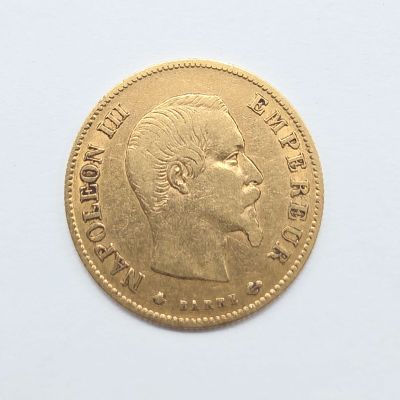 une pièce d'or avec l'image d'une femme dessus