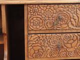 un bureau en bois muni de deux tiroirs et surmonté d'un tiroir