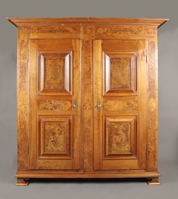 armoire ancienne en bois à deux portes et deux tiroirs