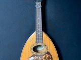 une guitare accrochée à un mur sur fond bleu