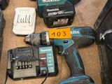 tout un tas d'outils électriques posés sur la table