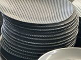 beaucoup d'assiettes empilées sur une table