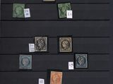de nombreux timbres différents sur un tableau noir accroché au mur