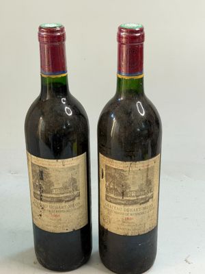 deux bouteilles de vin rouge posées l'une à côté de l'autre sur une table