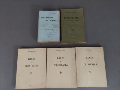 trois livres posés sur une table l'un à côté de l'autre