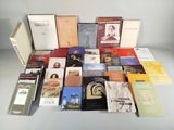 un grand nombre de livres posés sur une table