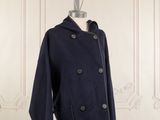 un gros plan sur un manteau porté par un mannequin, un mannequin, un mannequin, un mannequin, un mannequin, un mannequin, un mannequin, un mannequin