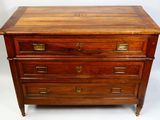 image d'une commode en bois sur fond blanc