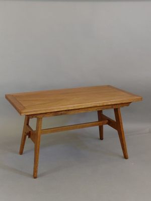 table en bois avec un plateau en bois sur fond blanc