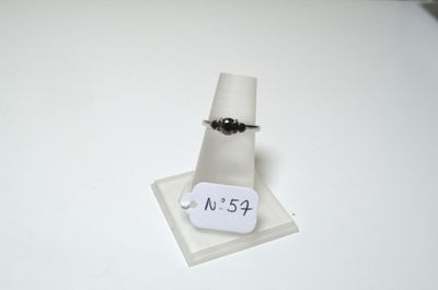 Une bague en argent sertie au centre d'un diamant noir d'un …