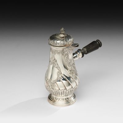 une cafetière en argent munie d'une poignée et d'une autre poignée