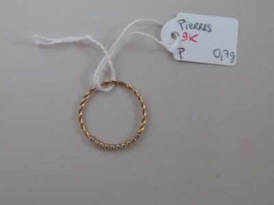 une bague en or attachée à un fil