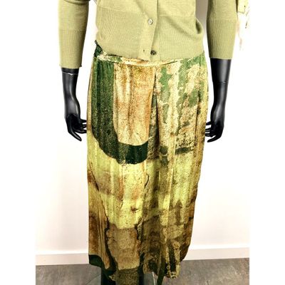 une photo d'un mannequin vêtu d'une robe verte et jaune