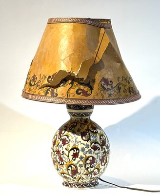 une lampe posée sur une table et munie d'un abat-jour