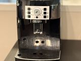 une cafetière posée sur une table noire