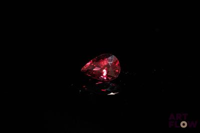 gros plan d'un diamant rouge sur une surface noire
