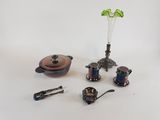 un grand nombre d'objets posés sur une table