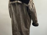 un manteau en cuir marron avec un col et des poignets en fourrure noire, présenté sur un mannequin, un mannequin, un mannequin, un mannequin, un mannequin, un mannequin, un mannequin, un mannequin, un mannequin, un mannequin, un mannequin, un mannequin, un mannequin, un mannequin, un mannequin, un mannequin, un mannequin, un mannequin, un mannequin, un mannequin, un mannequin, un mannequin, un mannequin, un mannequin, un mannequin, un mannequin, un mannequin, un mannequin, un mannequin, un mannequin, un mannequin, un mannequin