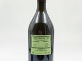 une bouteille de vin posée sur une table