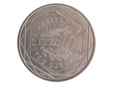 un gros plan d'une pièce en euros sur fond blanc