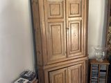 une grande armoire en bois dans un coin du salon