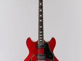 une guitare électrique accrochée à un mur sur fond blanc