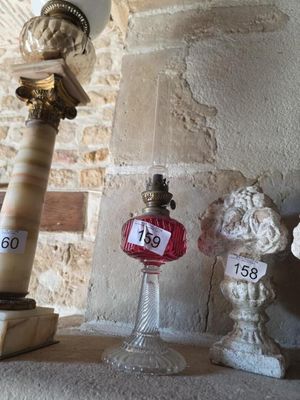trois lampes posées sur une étagère