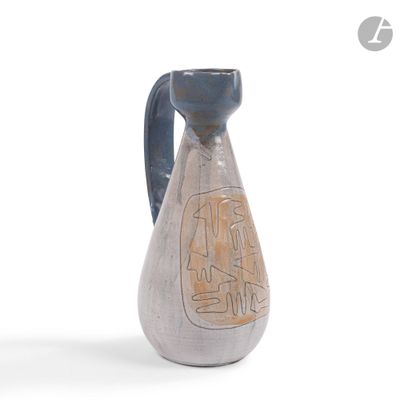 une image représentant un vase muni d'une anse sur fond blanc