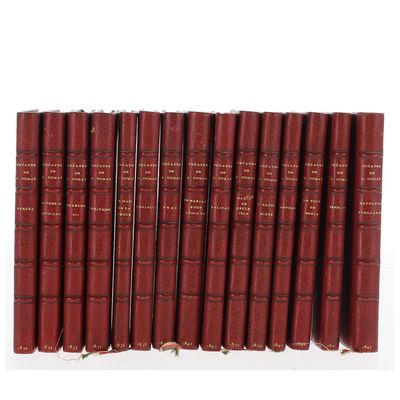 six livres rouges alignés sur une surface blanche