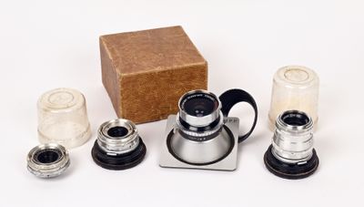quatre types de théières différents et une boîte posés sur une surface blanche
