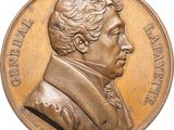 une image d'une médaille de bronze représentant un homme en costume-cravate