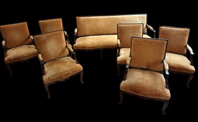 Plusieurs chaises sont alignées sur un fond noir