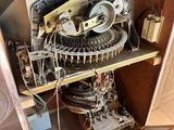 une machine installée à l'intérieur d'une armoire
