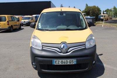 une camionnette jaune garée dans un parking