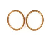 une paire de boucles d'oreilles en or sur fond blanc