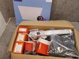 une boîte en carton contenant tout un tas d'appareils électroniques