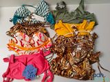 quatre types différents de maillots de bain disposés sur une table