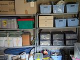 une pièce remplie de nombreux cartons et de boîtes sur les étagères