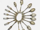 plusieurs cuillères et cuillères à soupe disposées en cercle