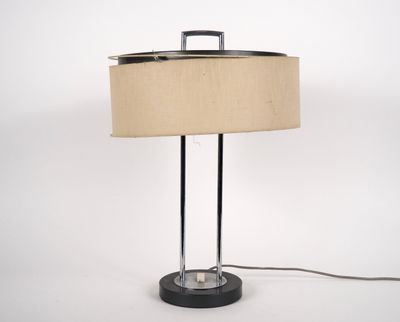 l'image d'une lampe posée sur une table