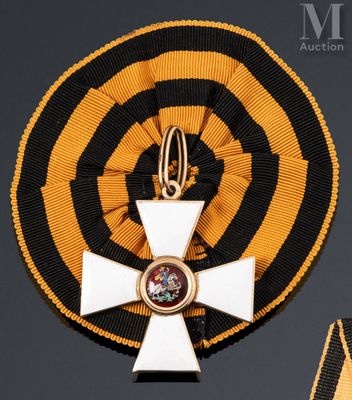 une croix et une médaille suspendues à un ruban noir et jaune