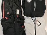 trois vêtements sont disposés sur une surface blanche