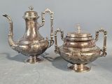 deux théières en argent et une cafetière posées les unes à côté des autres
