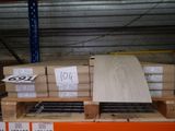 une palette en bois empilée sur une autre palette