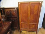une armoire en bois surmontée d'un miroir