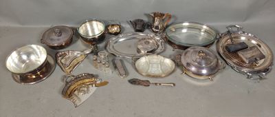 beaucoup de plats et de cuillères en argent sur la table