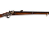 un vieux fusil avec un canon en bois sur fond blanc