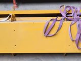 deux paires de ciseaux suspendues à une boîte jaune