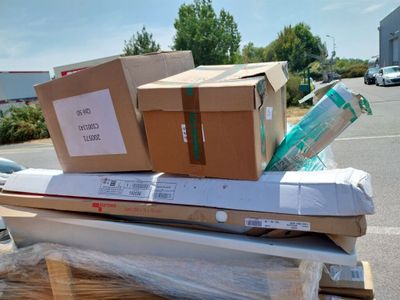 une pile de cartons posée sur un carton dans un parking