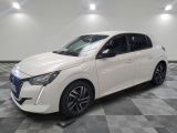 la voiture blanche est garée sur un sol en damier dans le garage
